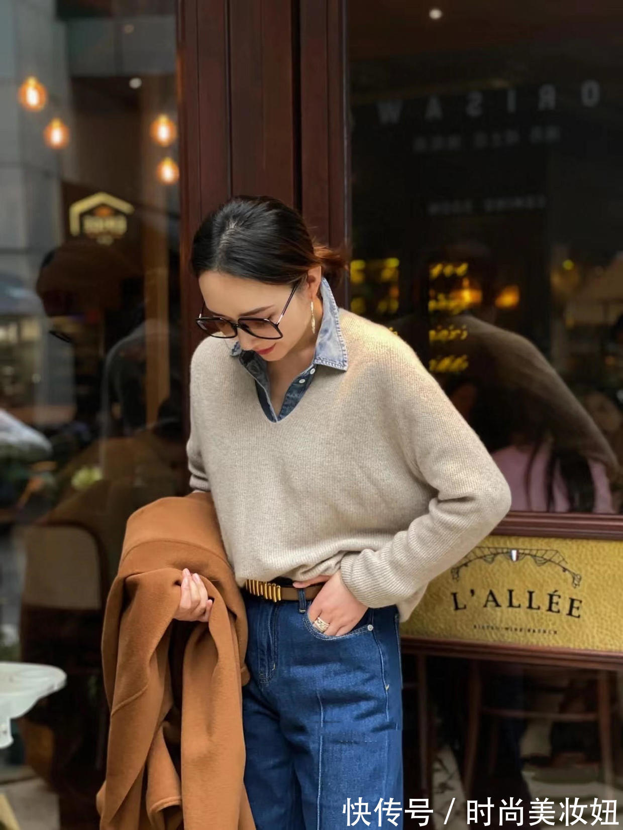 时髦|冬季内搭别选针织衫了,“牛仔衬衫”才是真时髦,百搭减龄又洋气
