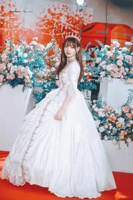 《创造营2020》总决赛主持人何炅,嘉宾有孟美岐和R1SE,分组曝光