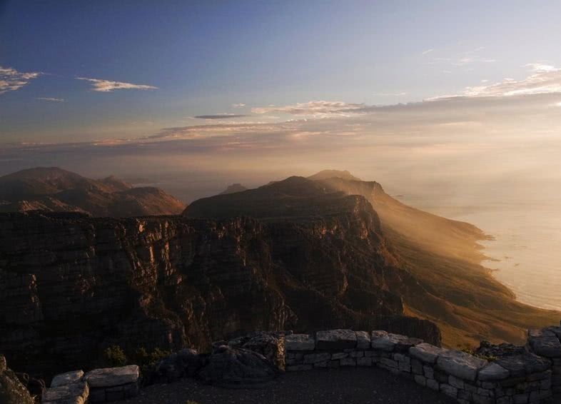 君王|烽火骤起为博美人笑,君王迟暮难逃骊山亡