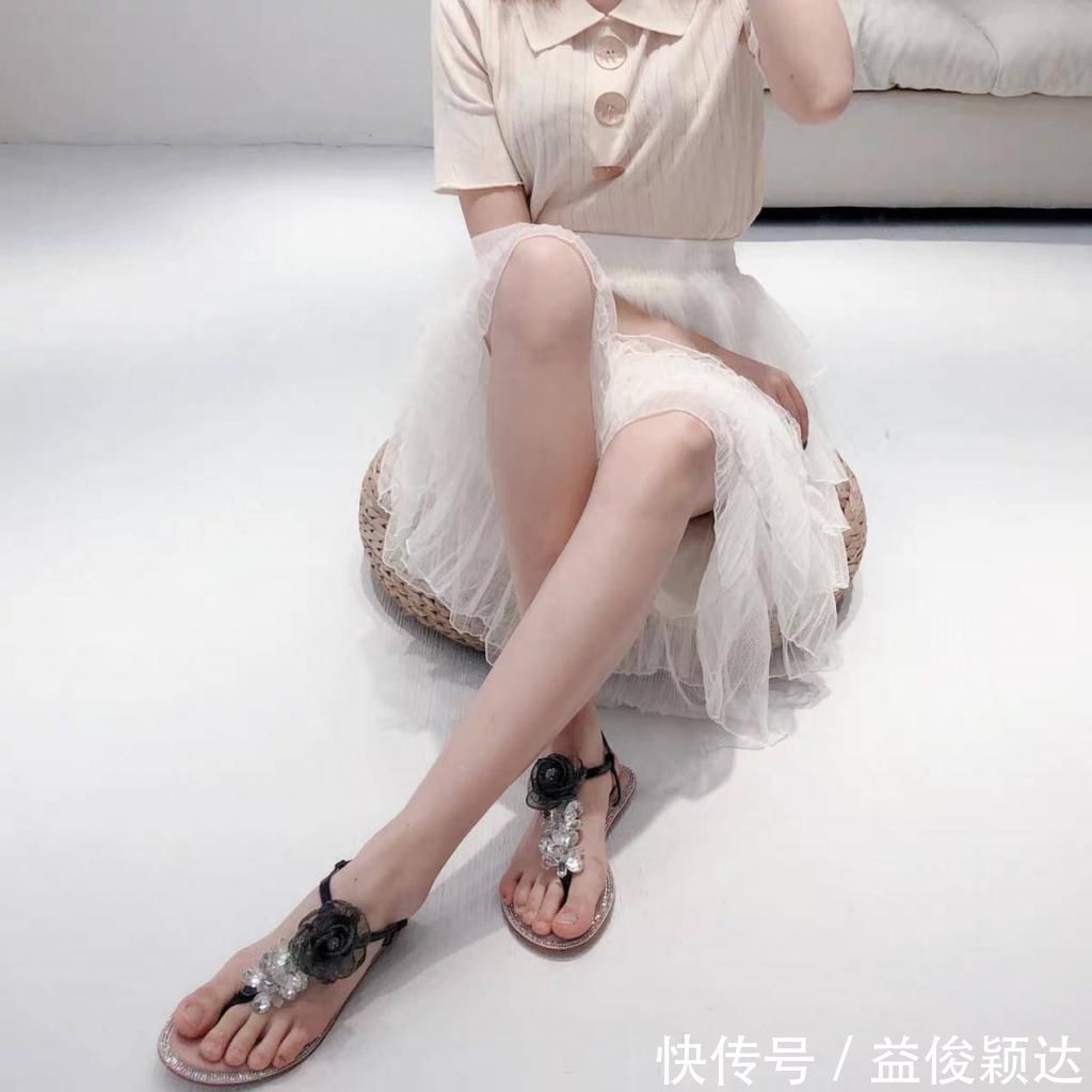 气质 尖头+珍珠点缀的细高跟,尽显精致唯美,突出双足的小巧秀气