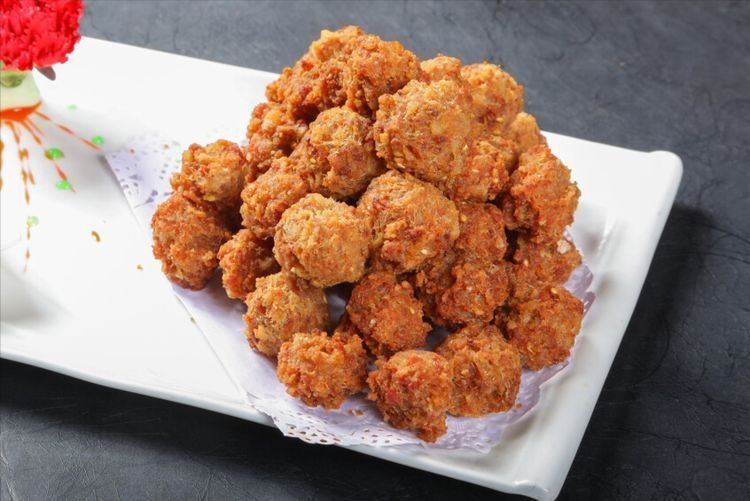 炸丸子，记住不要放面粉跟淀粉，记得多放2样，丸子焦香酥脆