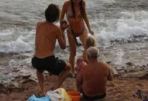 游泳|下海游泳顺便生了个娃,天然的水中分娩,网友不会引来鲨鱼吗