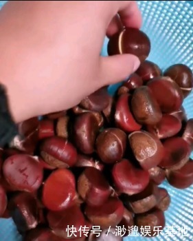 个个|煮板栗,别直接用水煮了!再加一步,板栗自动开口,个个不粘皮儿