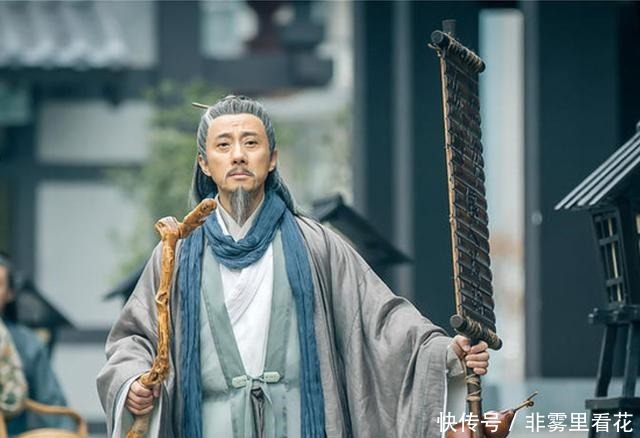 小孩|逃荒路上,妇人挑着两个小孩,一道士看到后“一肩挑两天子”