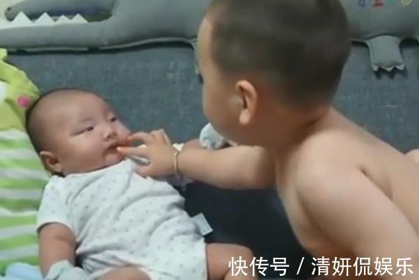 小知识|2岁哥哥想抱弟弟却抱不动,接下来做的事把妈妈萌化了,好可爱