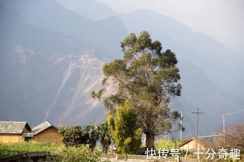 碧罗雪山|太险了！怒江的村庄，挂在高黎贡山和碧罗雪山上，薄得就像纸片片