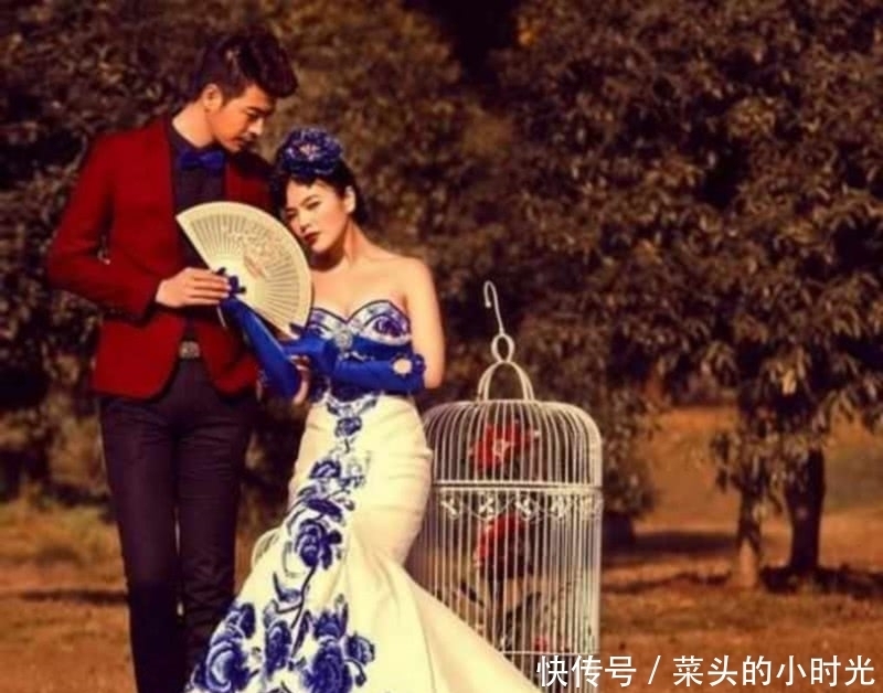 出场|新娘穿“青花瓷”婚纱出场,十分吸睛,网友:第一次见这种婚纱