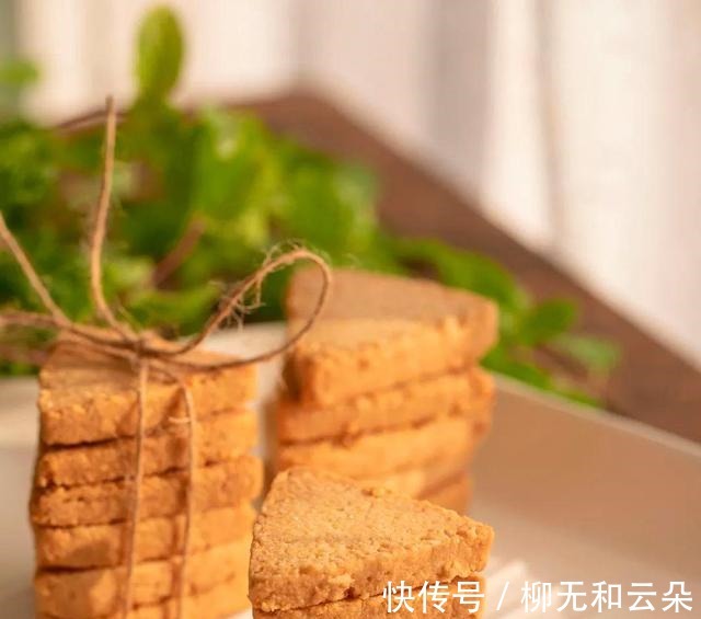 三角酥这小零食简单好做，好吃到没道理，酥到没话说，一盘不够吃！