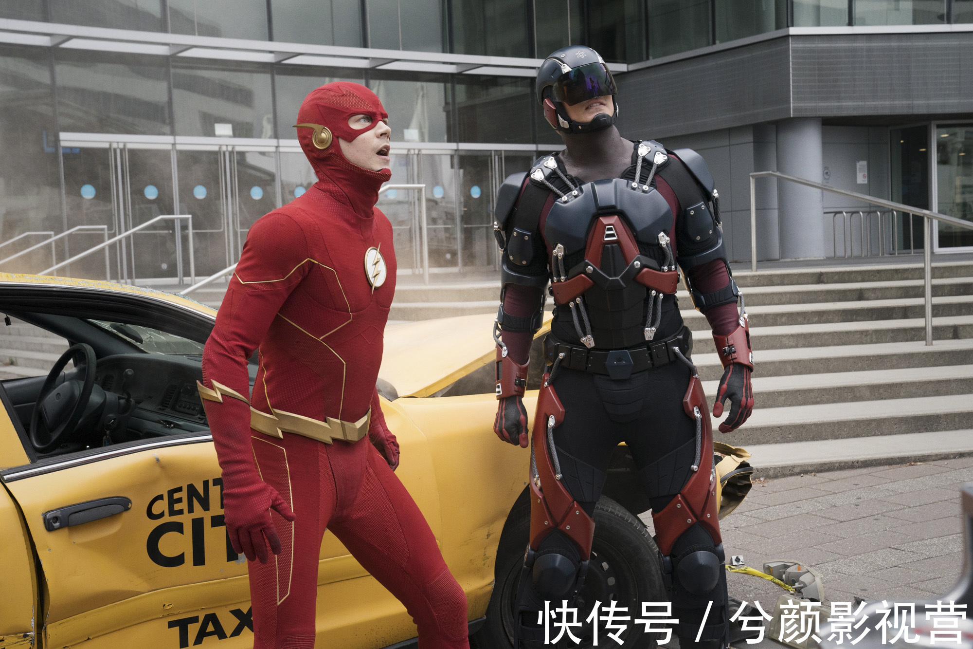 閃電俠在“世界末日”交叉第一眼照片中面對(duì)德斯佩羅