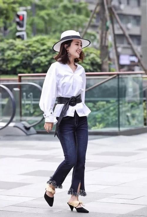  纤瘦|简洁的白色上装搭配休闲牛仔裤，展现美女纤瘦的小蛮腰
