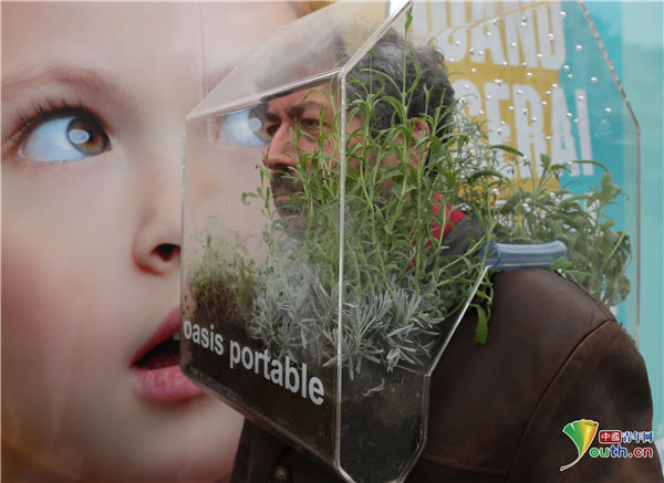 比利时艺术家打造“私人旅行泡泡” 头戴“绿洲”行走街头