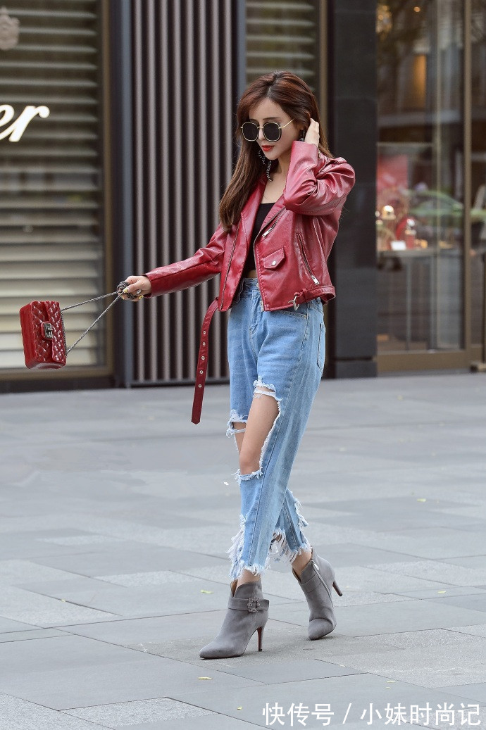 女人味|成都街拍,金色丝绒小外套搭配蛇形高跟鞋,时髦又有女人味!