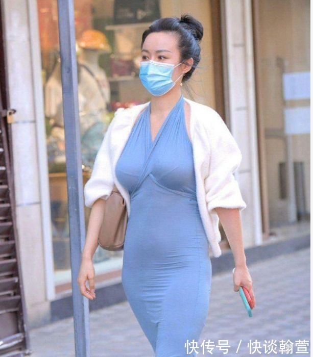 小清新|蓝色无袖背心搭配紧身牛仔裤，帅气干练，彰显强大气场