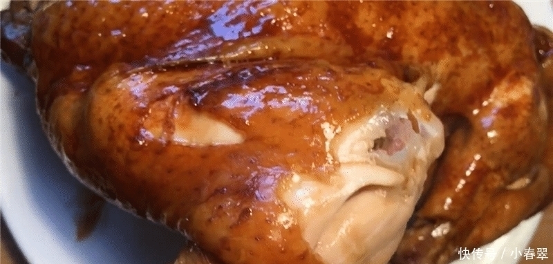 一整只鸡放进电饭锅,不加一滴水,想不到这么好吃,鲜嫩多汁