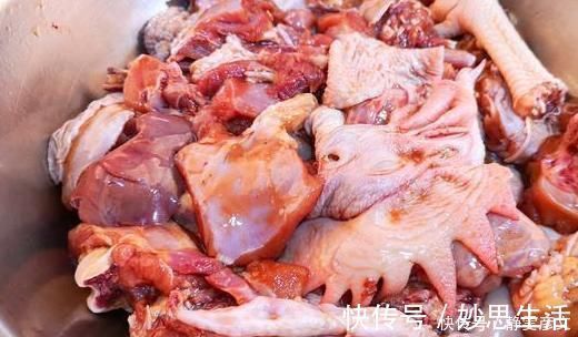 炖鸡时,要不要先焯水?大厨:教你正确做法,鸡肉鲜香又入味