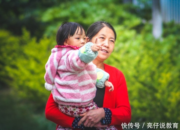 孩子|母亲带俩娃动车睡着,睡姿引网友热议:当妈后就见不得这种画面了