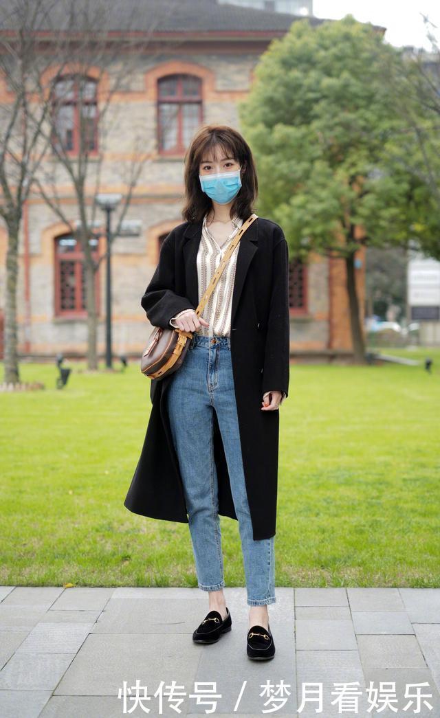 今年流行一种“显高穿法”,叫“长外套+九分裤”,很适合小个子