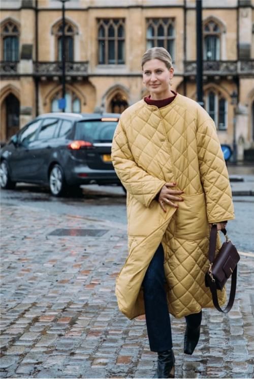  高级|穿大衣和羽绒服只知道选黑色？2020流行色来了，好看又高级