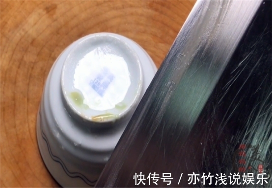 牙膏抹在菜刀上,没想到这么厉害,每家每户都用得到,长见识了