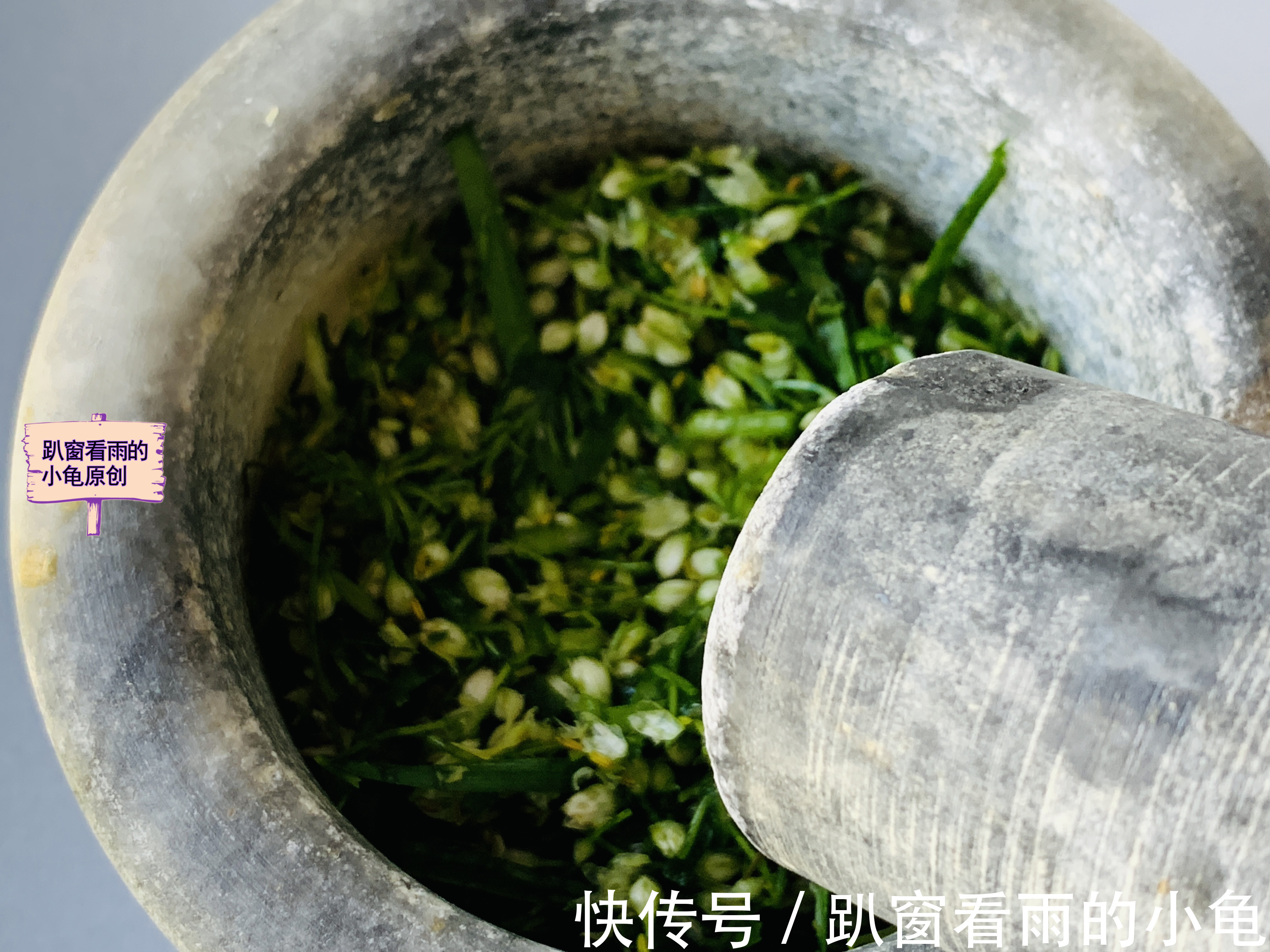 好吃|腌韭菜花，除了放盐，再加入它，韭菜花酱翠绿不变色，黏稠又好吃