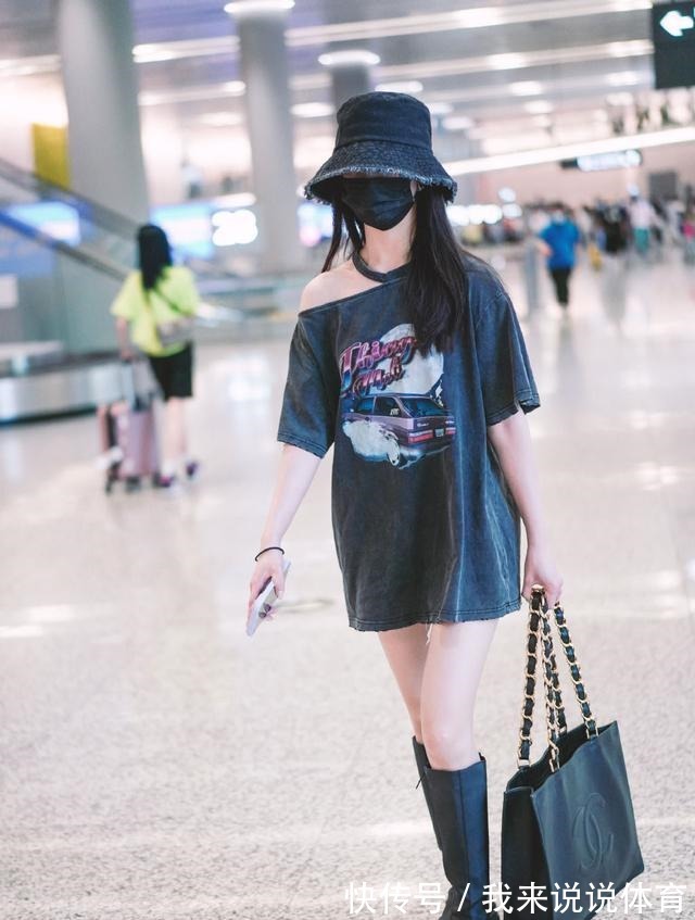 性感|刘些宁穿露肩T恤走机场,还大胆挑战“下衣失踪”,漫画腿真抢镜!