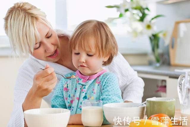 宝妈|给宝宝喂辅食,注意避开下列几个“坑”,孩子身体发育往往快又好