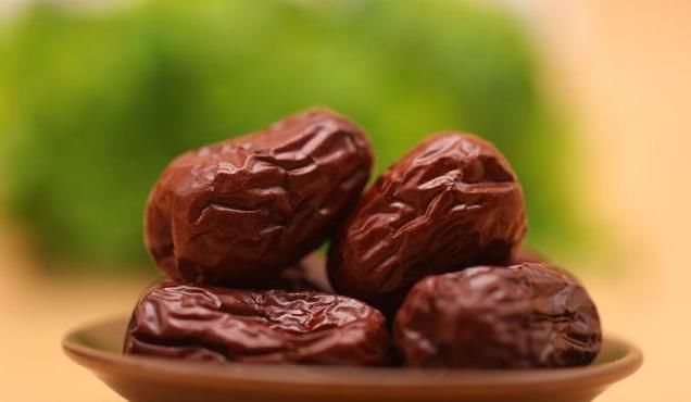 祛湿|黄芪和“它”是一对,坚持泡水喝,祛湿排寒,或给肝肾洗个澡