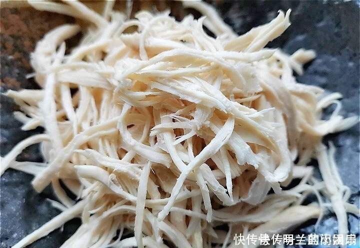 煮熟|做凉面,煮熟后万不可过凉大厨教你新做法,面条更筋道,有嚼劲