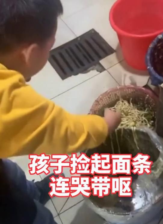 父亲|孩子不写作业、偷玩游戏遭父亲奶奶暴打！不狠点教育，孩子就不长记性！