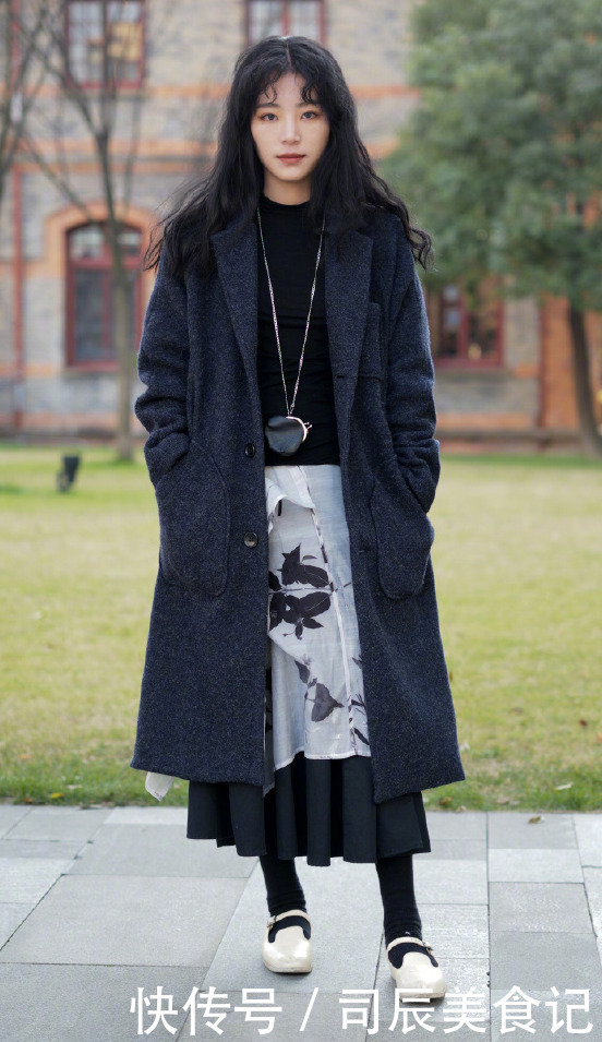 长大衣下面不一定穿裤子,今年冬天流行这样穿,优雅知性提气质
