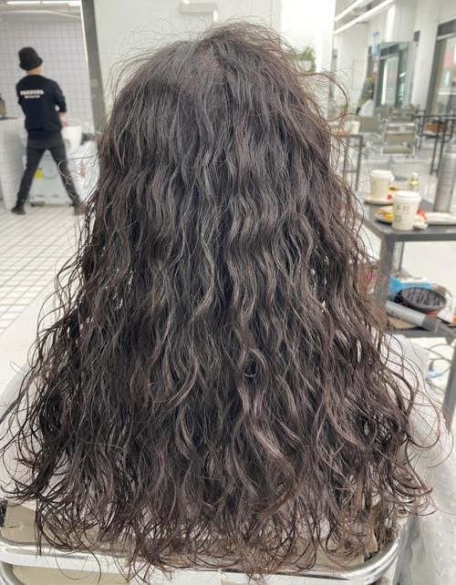 发蜡|烫了羊毛卷不会打理?简单的湿发造型一学就会,发型时髦又洋气