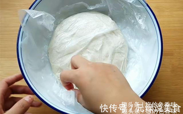 葱油饼这样做真好吃，掌握2个小窍门，柔软多层，酥脆可口。