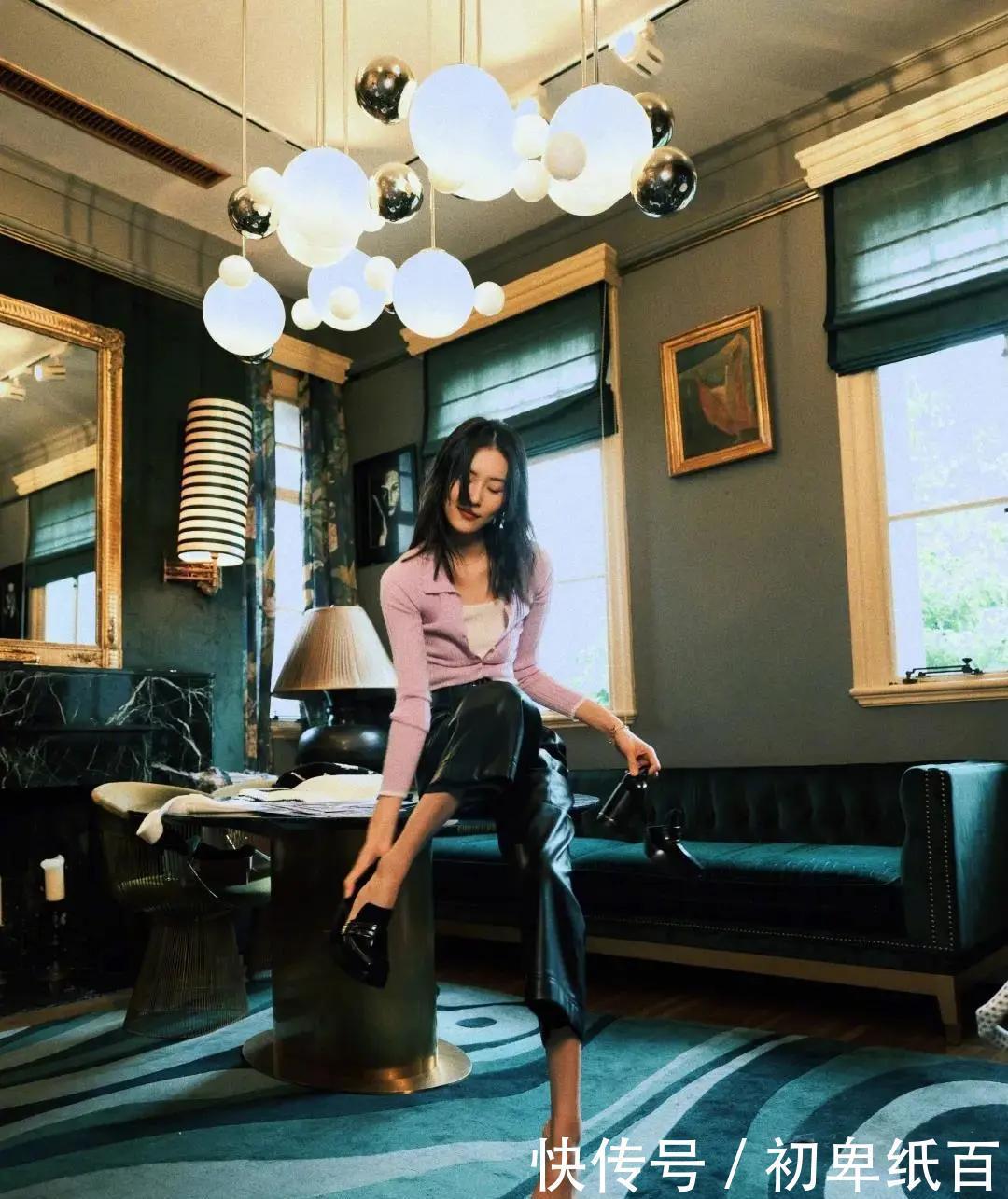 阔腿裤算什么？西班牙王后的“液体裤”才厉害，一般人不敢这么穿