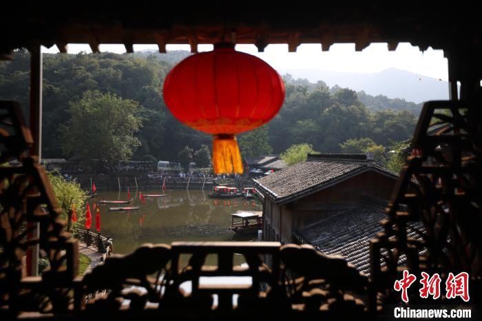 宝华山|航拍江苏宝华山下千华古村 明清建筑群吸睛