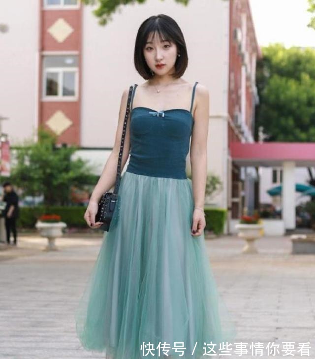 小皮裙 淡蓝色T恤搭配黑色小皮裙，俏皮可爱，貌美如花！