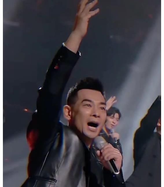 男明星做飯被發(fā)現(xiàn)鍋里空蕩蕩，表現(xiàn)很敷衍連假裝炒菜也懶得假裝