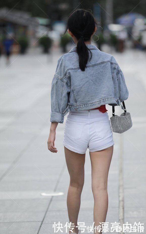 露肩|牛仔裤的隐藏效果与露肩背心相结合,使小女孩更显高