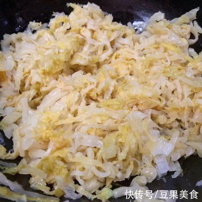 没有人可以逃得过猪肉酸菜饺子的美食诱惑