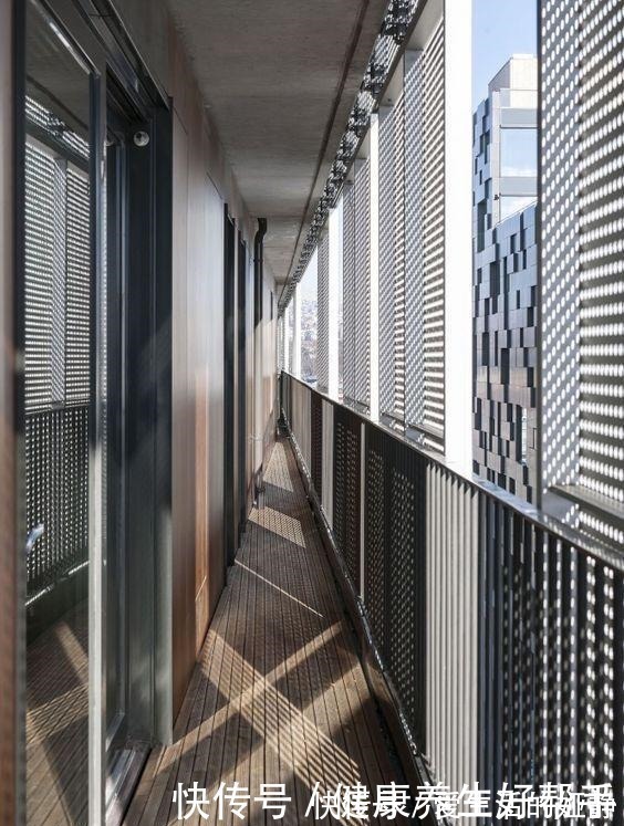 找到你|打开是阳台,关上就是一面墙,外国小区整栋楼装隐形阳台太漂亮了!