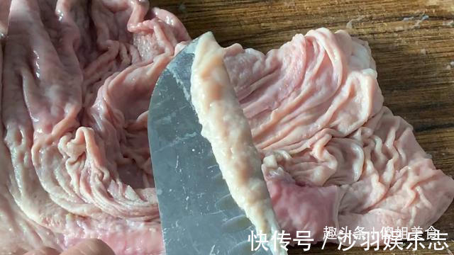 清洗猪肚时,加盐加碱都是大错特错!用“它”洗,又快又干净