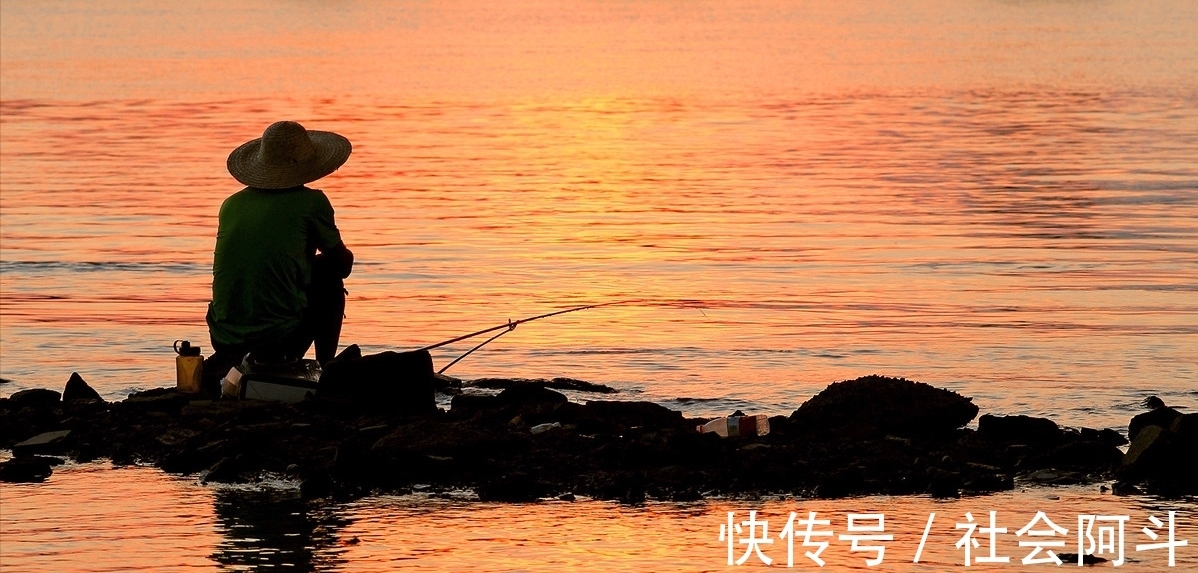 江西一男子野钓遇“怪鱼”,惊喜变成了惊吓,到底怎么回事?