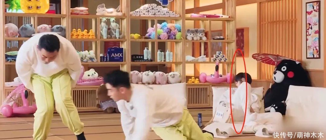 節目|蔡徐坤《奔跑吧》玩手機被發現，常駐MC都在努力，他卻在摸魚