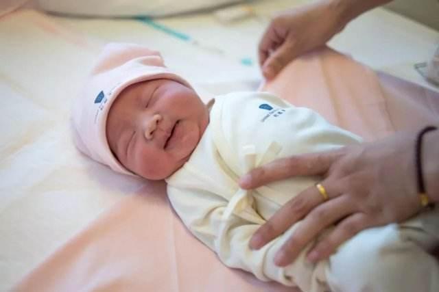 鉴定|老婆产下宝宝却鉴定非亲生,丈夫大闹医院,却遭医生“打脸”