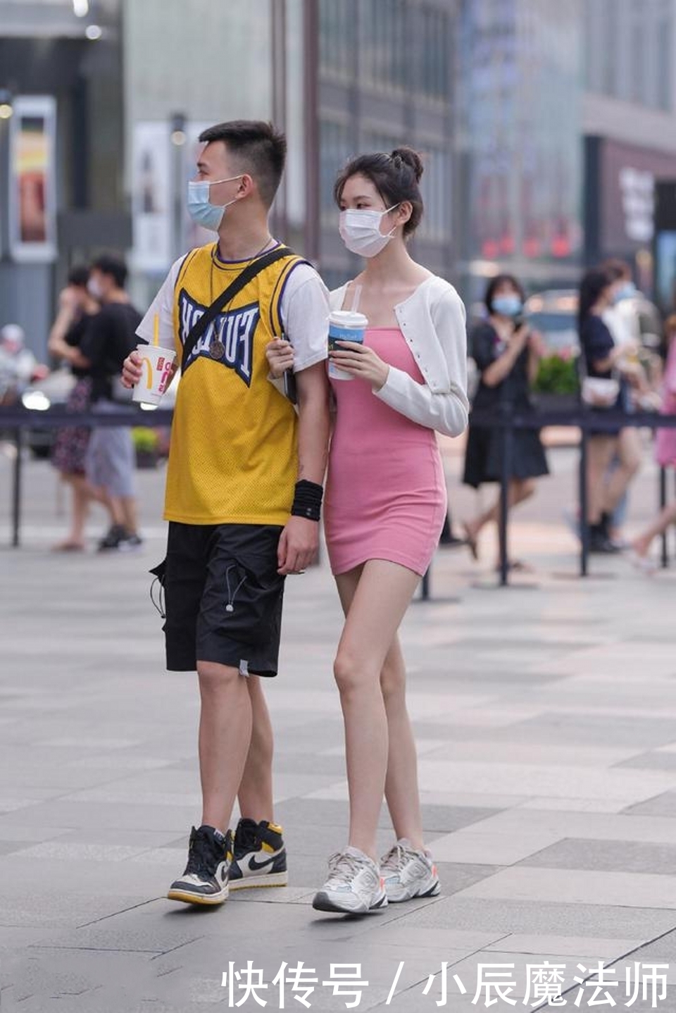 休闲装|路人街拍,卡其色休闲装搭配条纹裤,很有气质的感觉