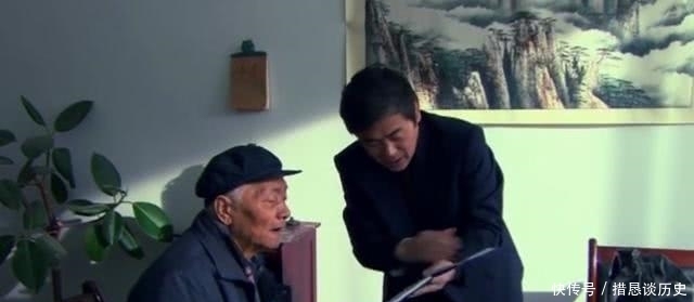 贫困生|九旬老人蹬20年三轮,靠馒头度日,资助300贫困生,死后万人送别