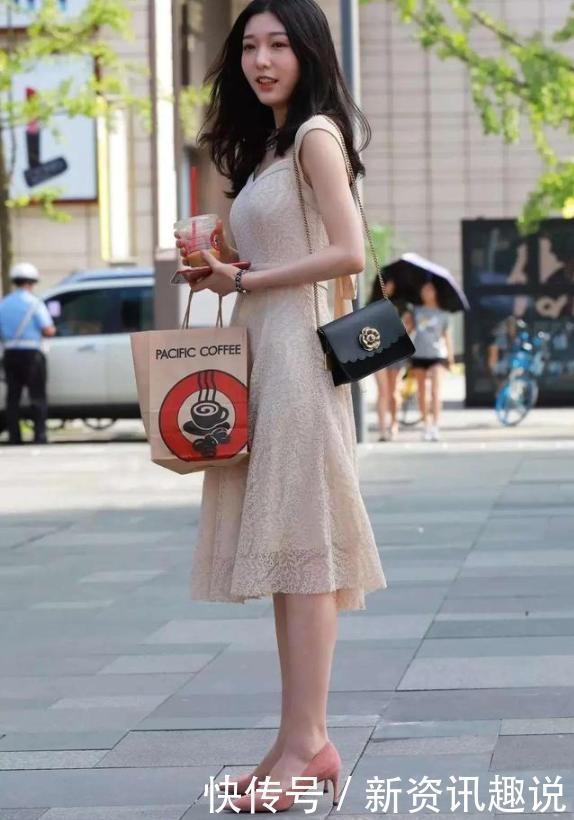 小姐姐穿白色连衣裙装,尽显高挑,穿出了恬静的淑女范