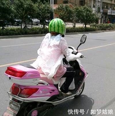 |搞笑图片幽默段子笑话: 哈哈哈,这孩子怎么被挂门上了