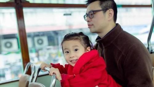 宝宝|爸爸睡觉太香甜，宝宝饿了1小时，又踹又打，最后使出绝招才叫醒