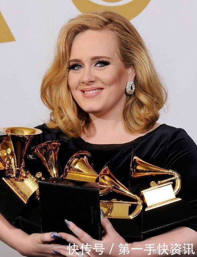 满头|阿黛尔穿绑带泳衣素颜上街,扎满头小辫扮嫩,却因穿错衣服被抨击