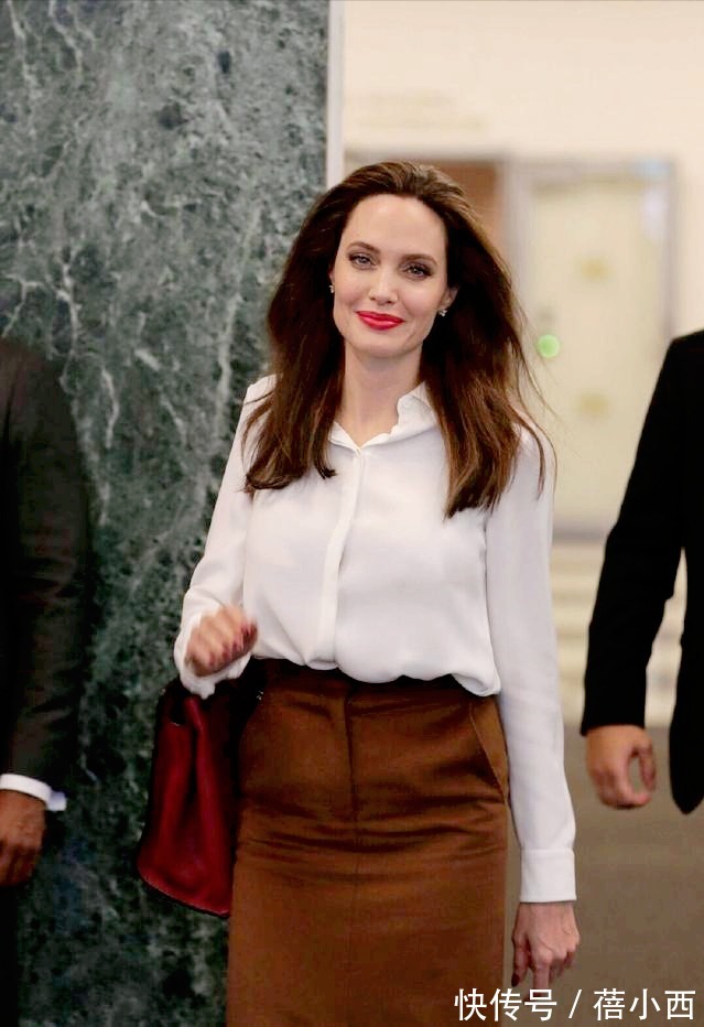 安吉丽娜·朱莉|安吉丽娜·朱莉气质无敌了,穿白衬衫+大地色包臀裙,高级又优雅